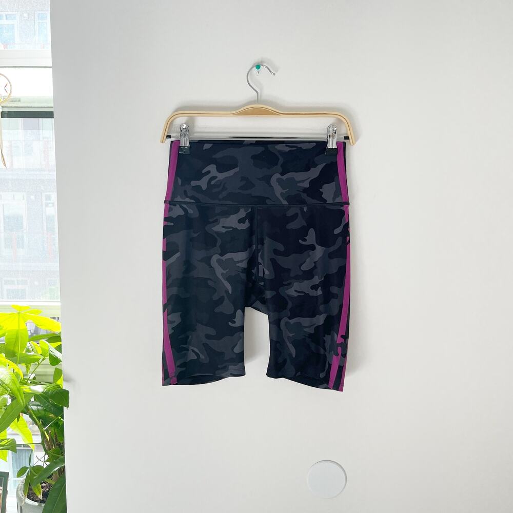 Wear it to Heart Gray Camo Biker Shorts Size Large